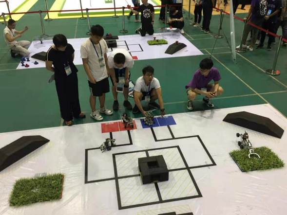 学生参加机器人大赛